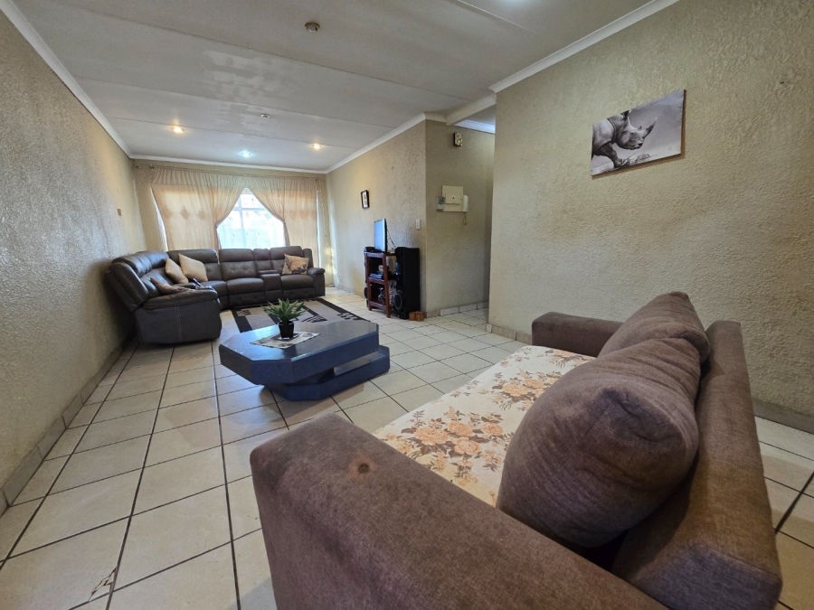 To Let 2 Bedroom Property for Rent in Kannoniers Park North West